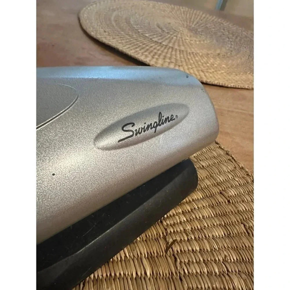 Swingline 3 hole puncher - Picture 2 of 9